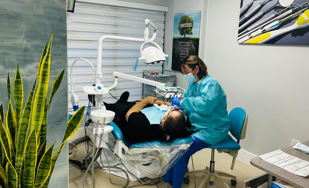 Dentist in Tamiami Miami performing teeth cleaning