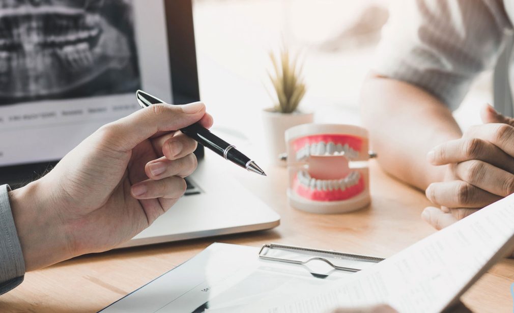 Comfortable dentures in Tamiami to replace missing teeth